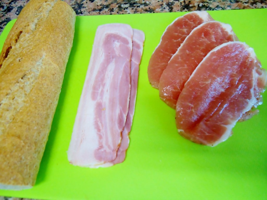 Sandwich cald cu muschi de porc