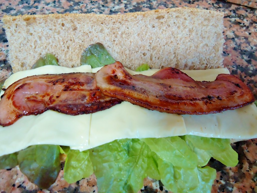 Sandwich cald cu muschi de porc