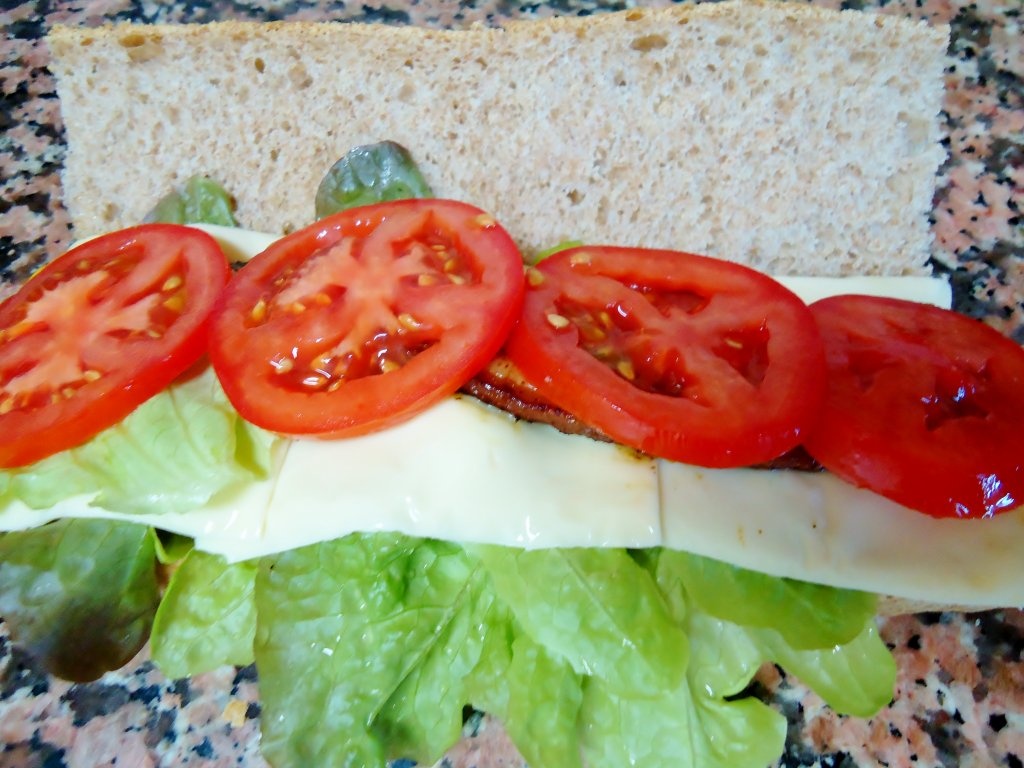 Sandwich cald cu muschi de porc