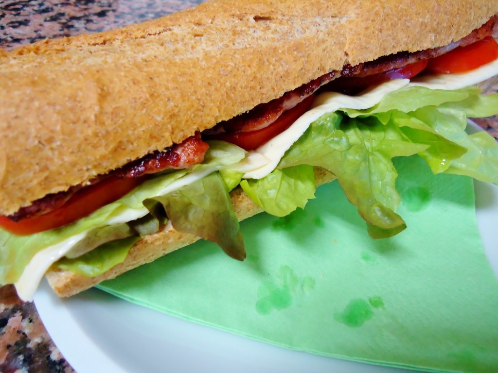 Sandwich cald cu muschi de porc