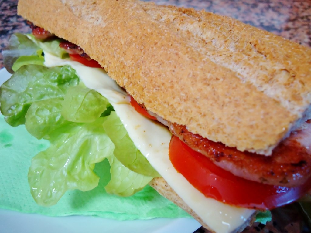 Sandwich cald cu muschi de porc