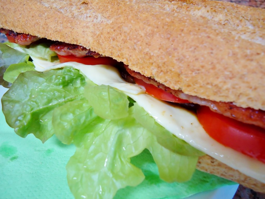 Sandwich cald cu muschi de porc