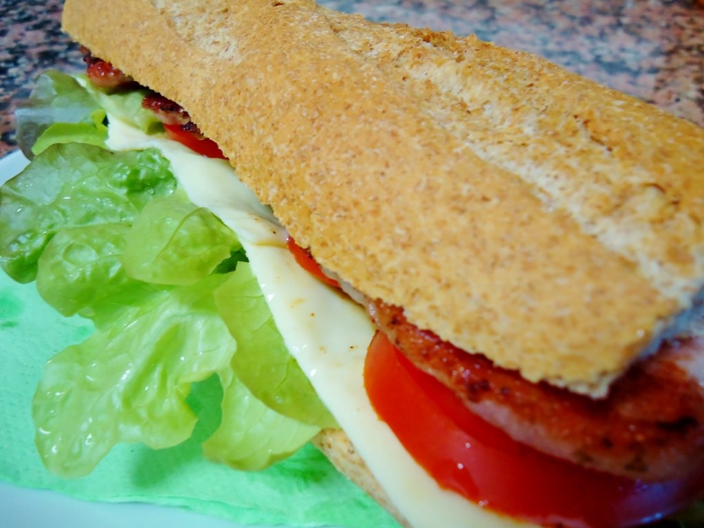Sandwich cald cu muschi de porc
