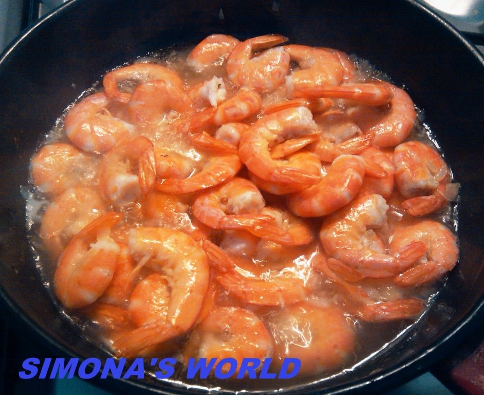 Creveti nedecorticati in sos de vin si usturoi