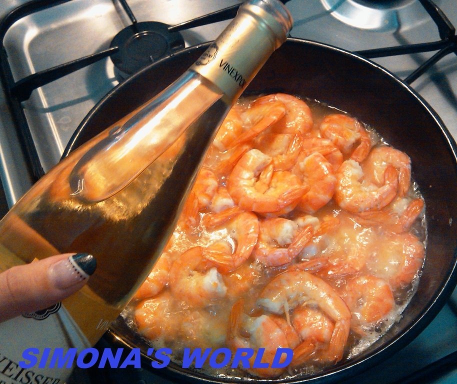 Creveti nedecorticati in sos de vin si usturoi