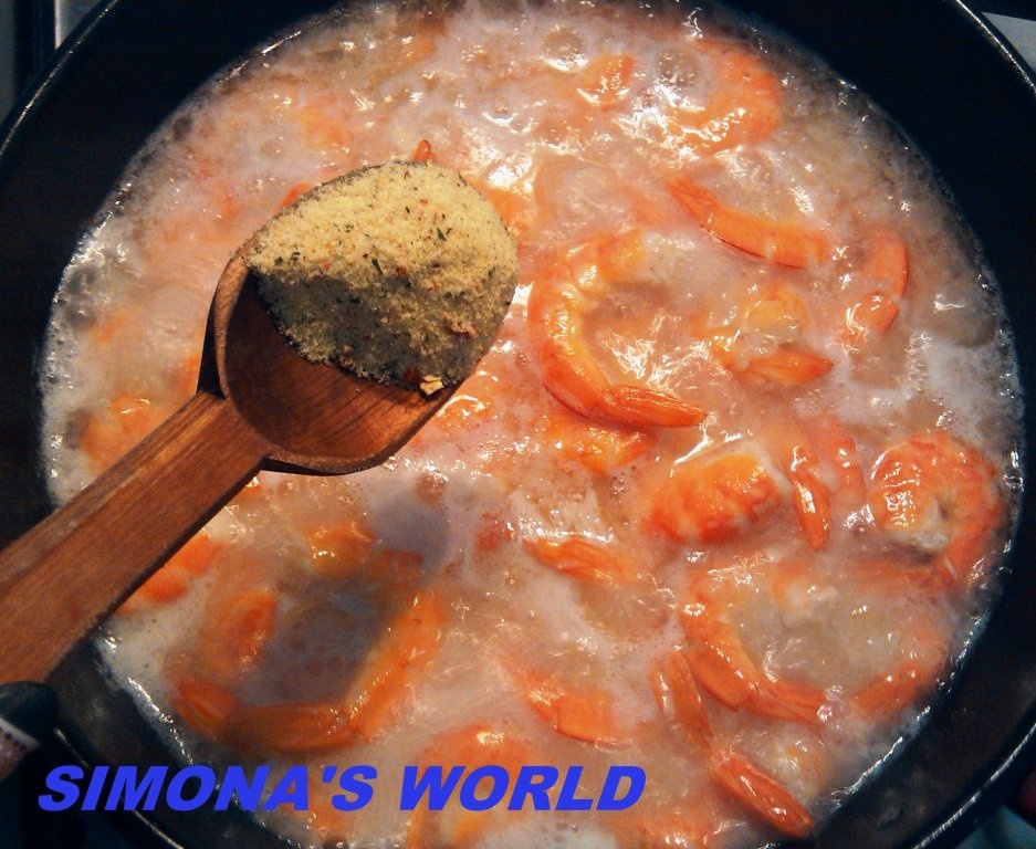 Creveti nedecorticati in sos de vin si usturoi