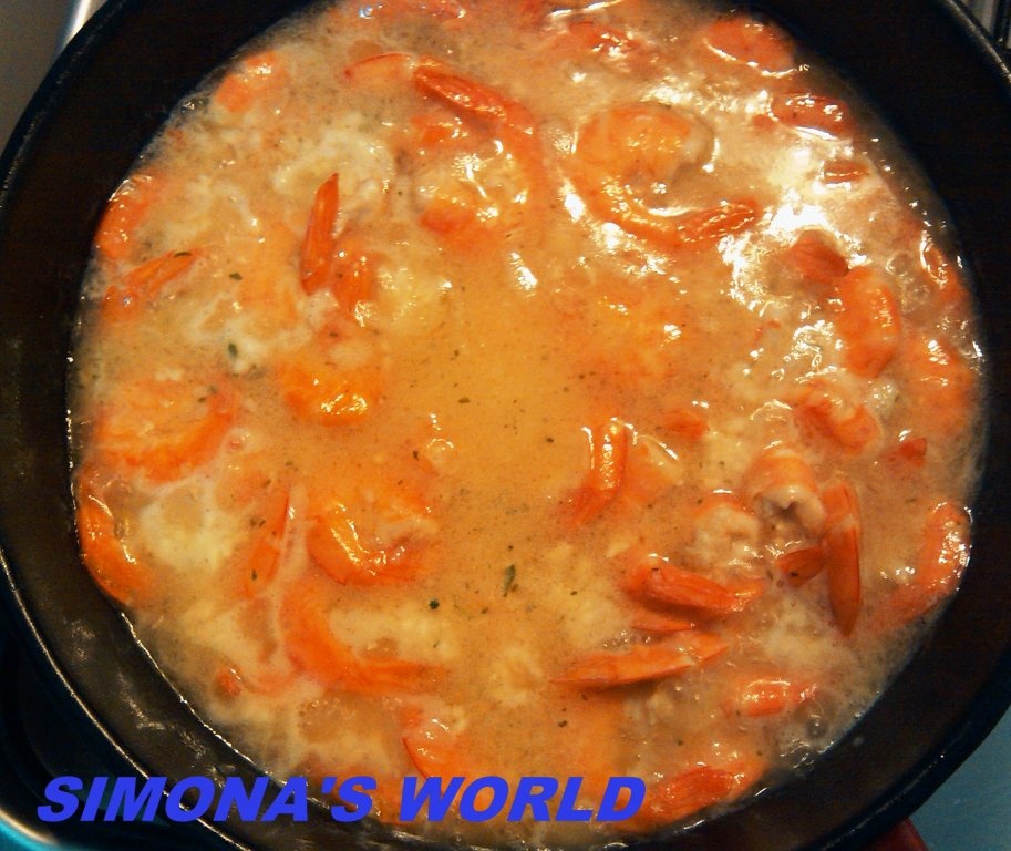 Creveti nedecorticati in sos de vin si usturoi