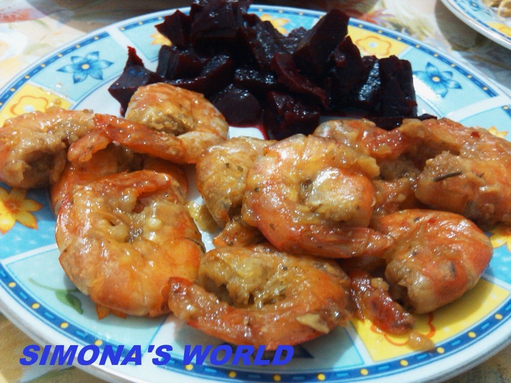 Creveti nedecorticati in sos de vin si usturoi