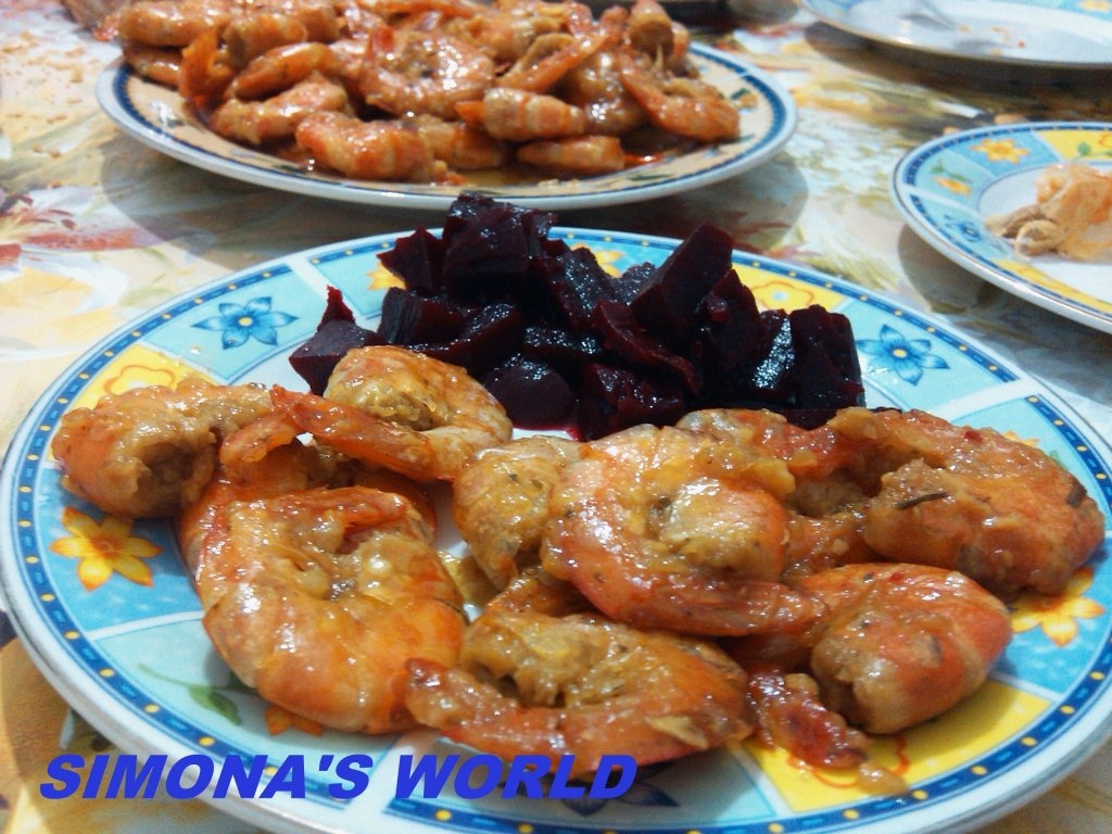 Creveti nedecorticati in sos de vin si usturoi