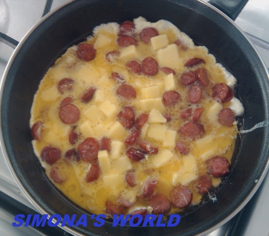 Omleta cu carnati si branza de burduf