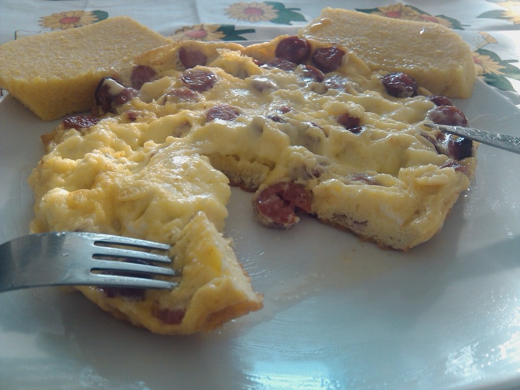 Omleta cu carnati si branza de burduf