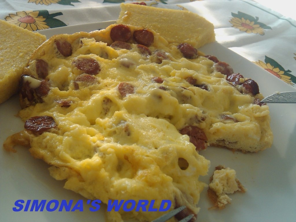 Omleta cu carnati si branza de burduf