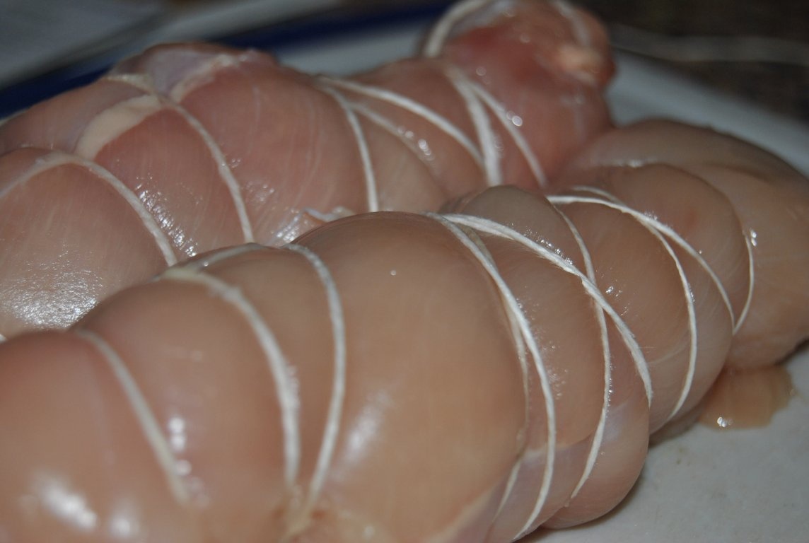 Rulouri de pui cu cartofi dulci si sos de hrean