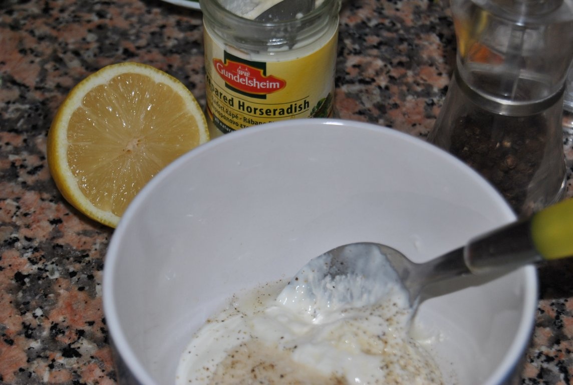 Rulouri de pui cu cartofi dulci si sos de hrean