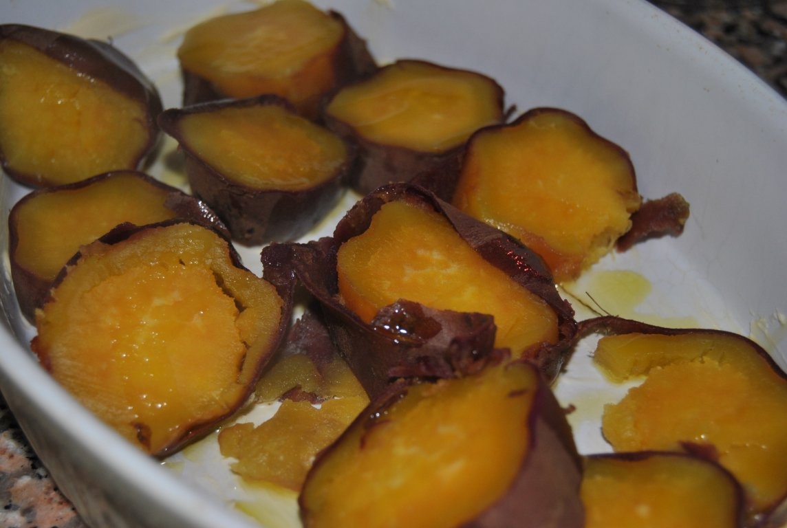 Rulouri de pui cu cartofi dulci si sos de hrean