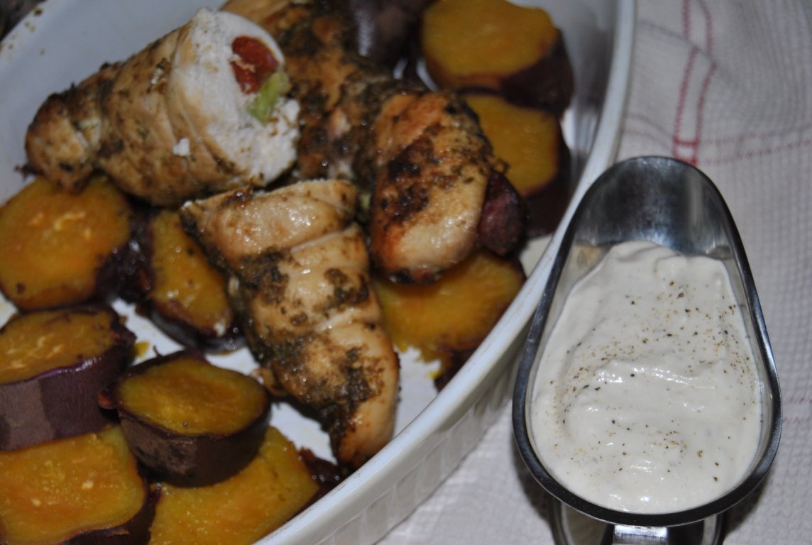 Rulouri de pui cu cartofi dulci si sos de hrean