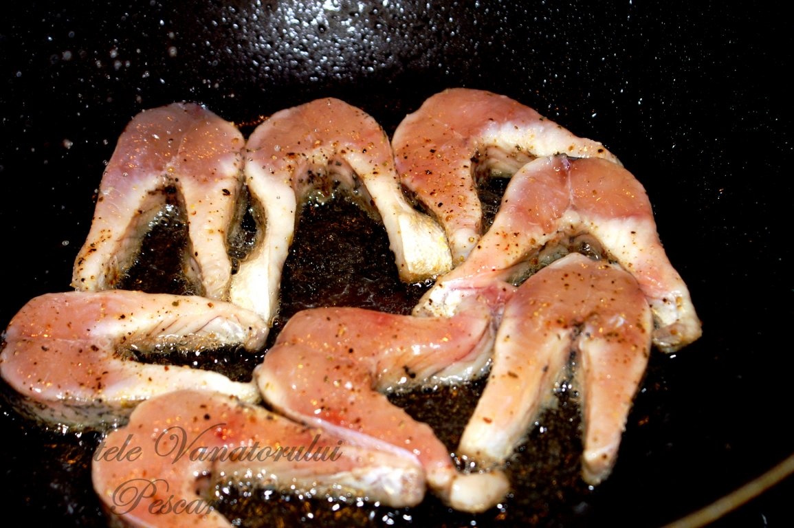 Stiuca cu sos de stafide