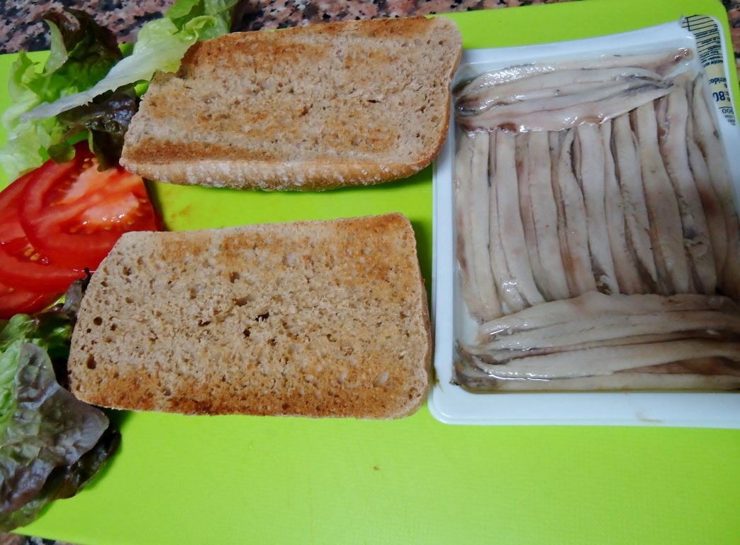 Sandwich cu fileuri de hamsie in otet