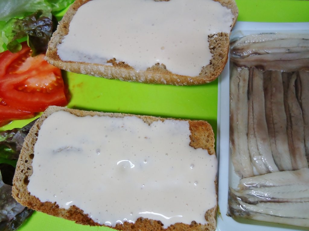 Sandwich cu fileuri de hamsie in otet
