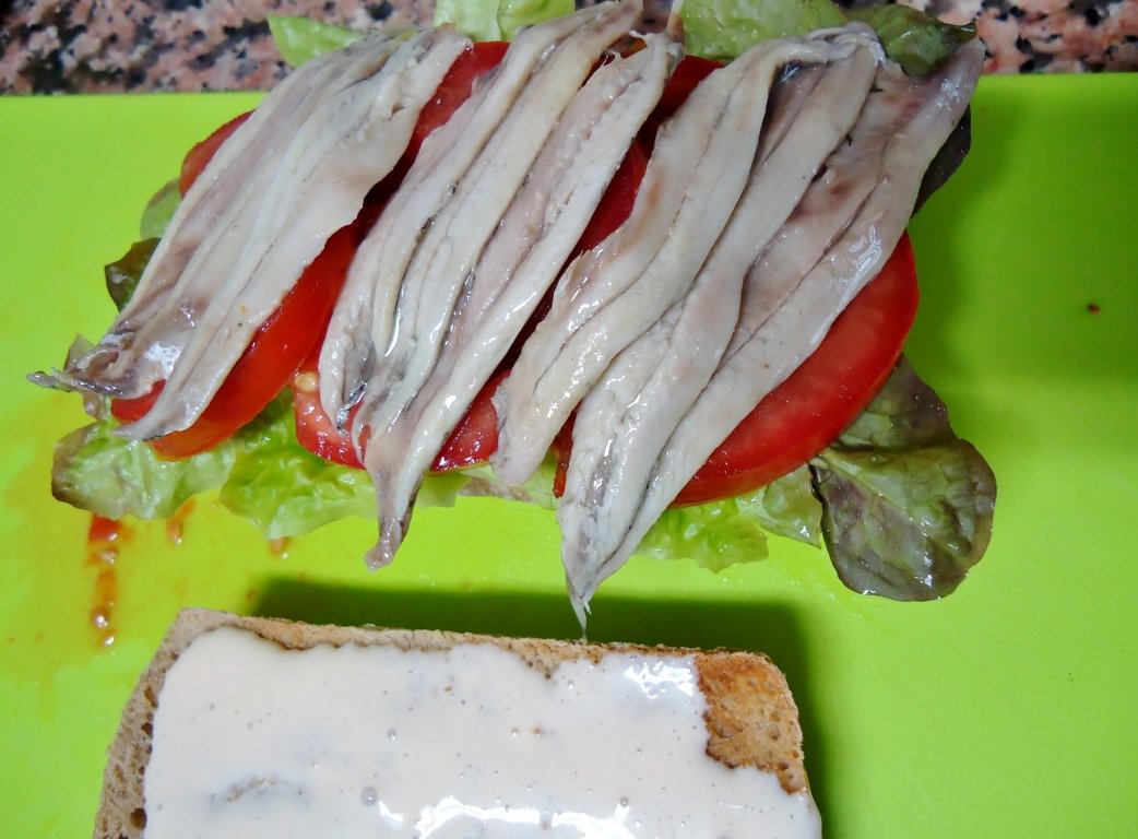 Sandwich cu fileuri de hamsie in otet