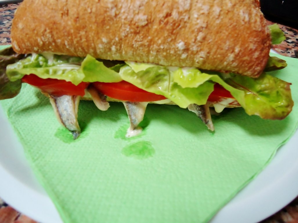 Sandwich cu fileuri de hamsie in otet