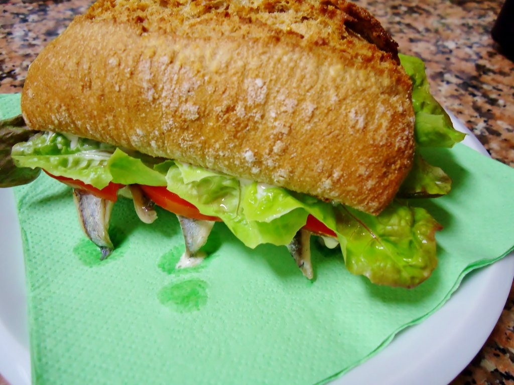 Sandwich cu fileuri de hamsie in otet