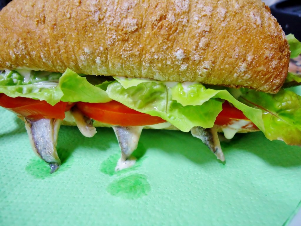 Sandwich cu fileuri de hamsie in otet