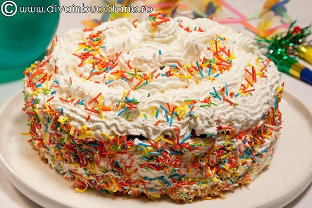 Tort Carnaval cu crema caramel