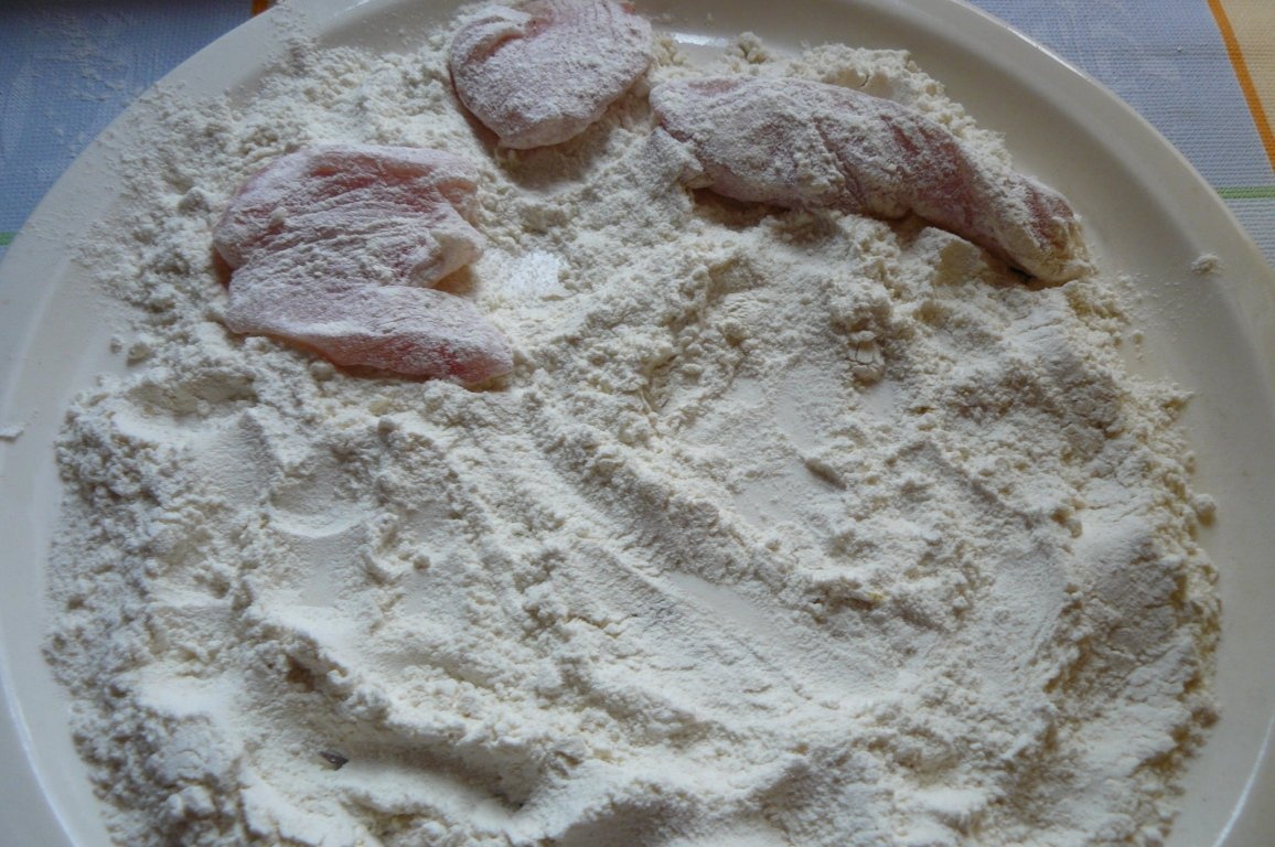 Piept de pui cu fulgi de porumb