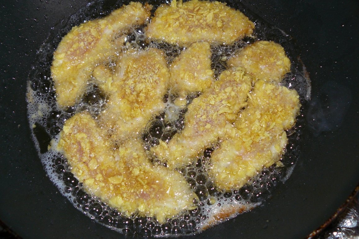 Piept de pui cu fulgi de porumb