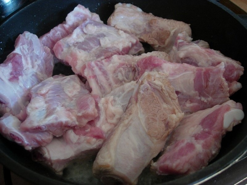 Costita pe pat de varza dulce in vas roman