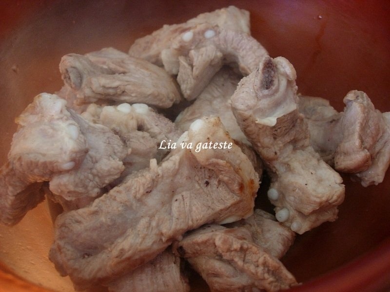 Costita pe pat de varza dulce in vas roman