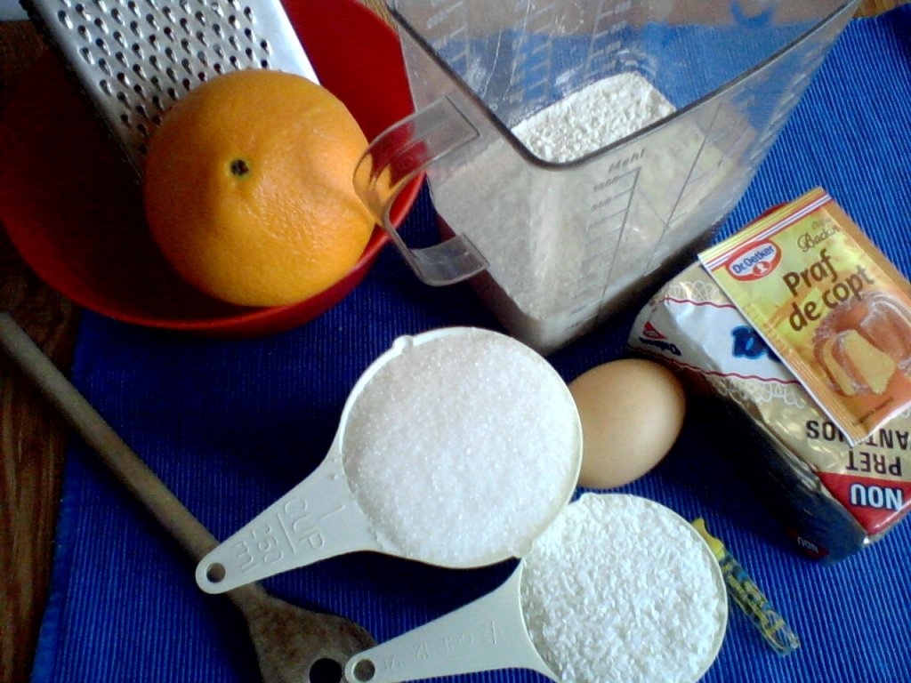 Fursecuri cu nuci si coaja de portocala