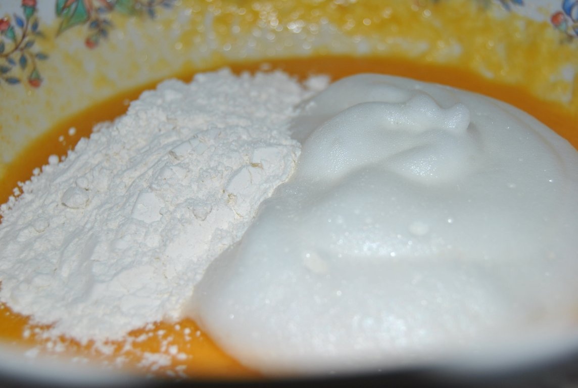 Tartã de mere cu stafide si scortisoarã