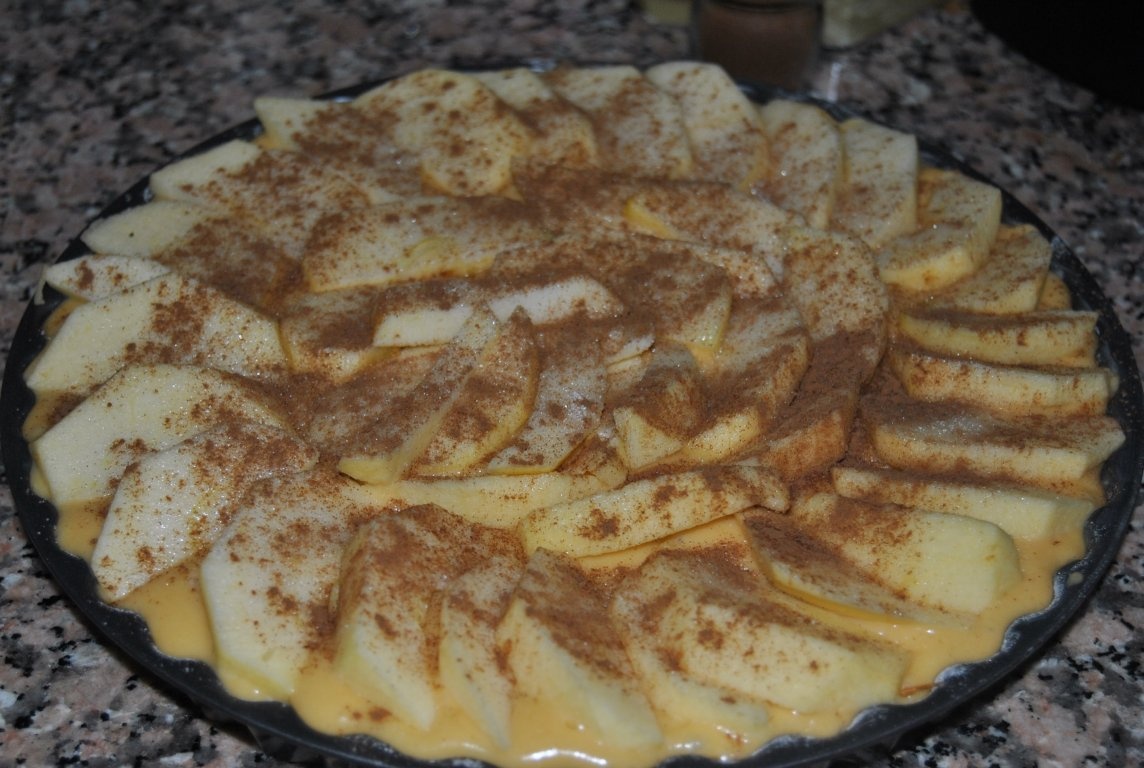 Tartã de mere cu stafide si scortisoarã