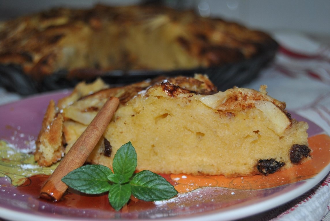 Tartã de mere cu stafide si scortisoarã