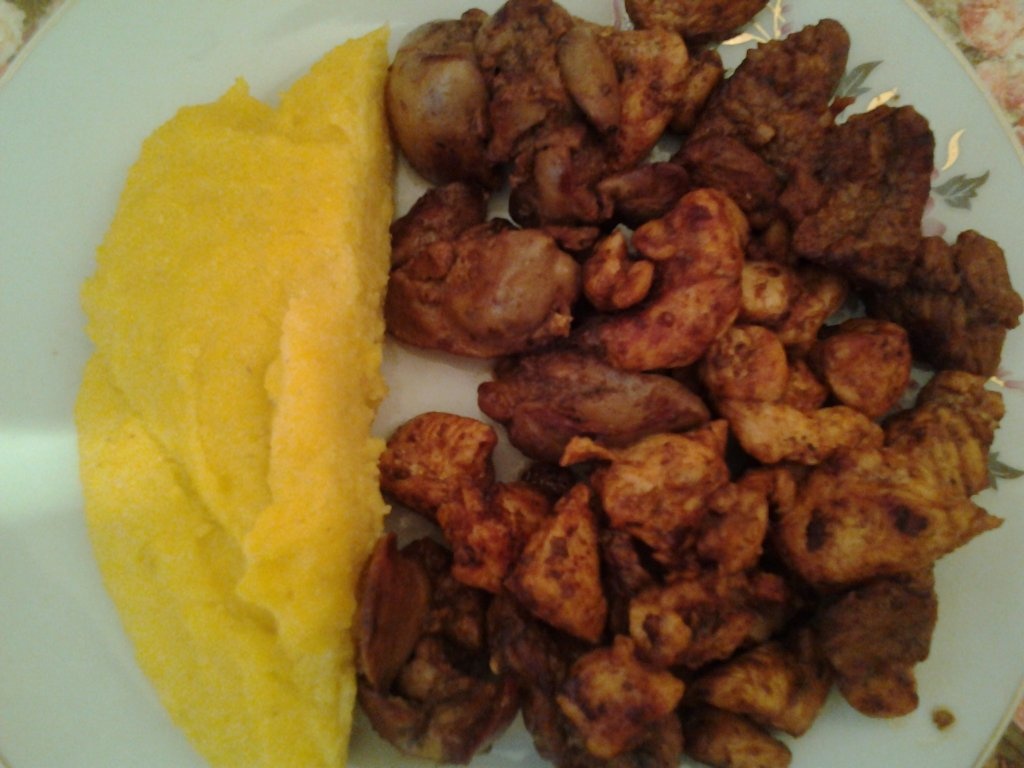 Nebunie la tigaie cu mamaliguta si mujdei de usturoi