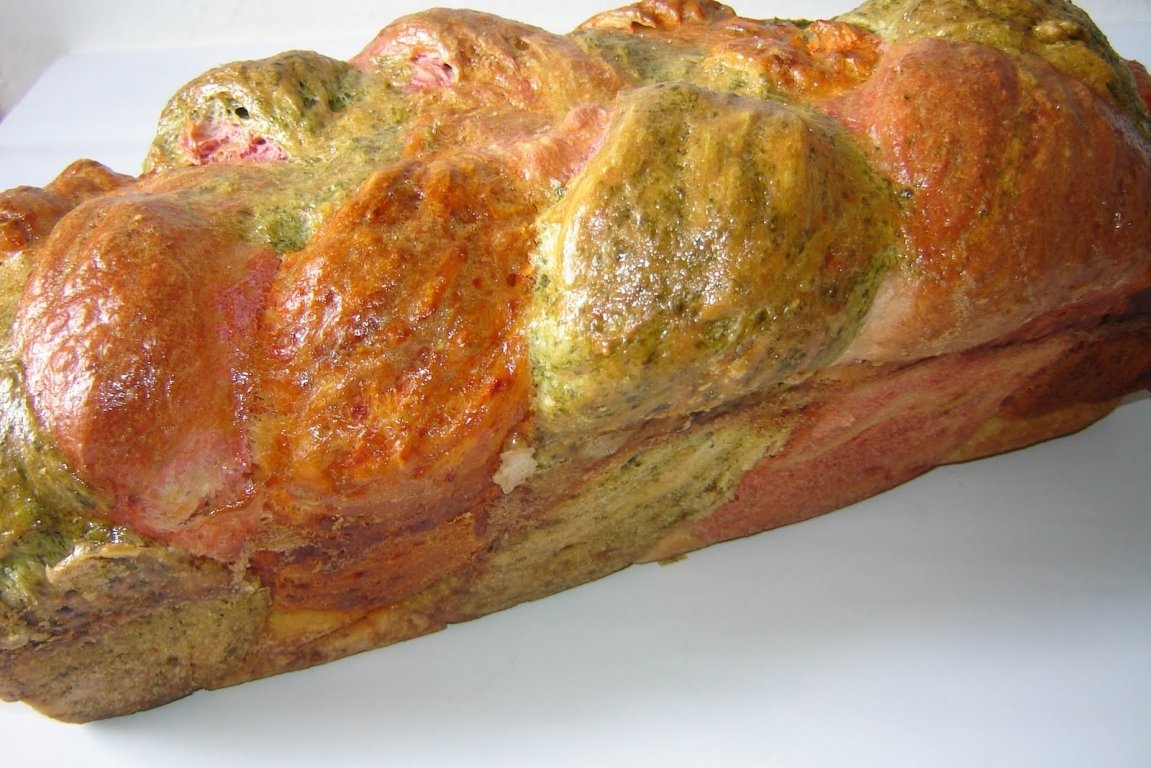 Paine cu pasta de sfecla,spanac si ardei