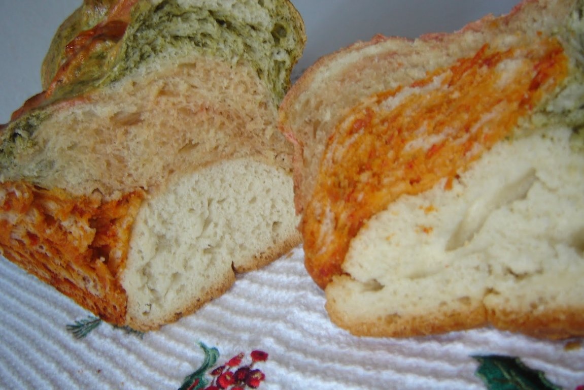 Paine cu pasta de sfecla,spanac si ardei