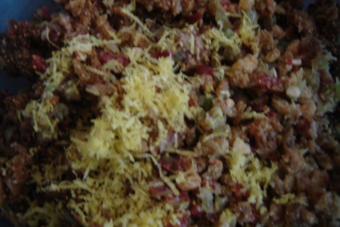 Bomboane din fructe uscate, trase in ciocolata