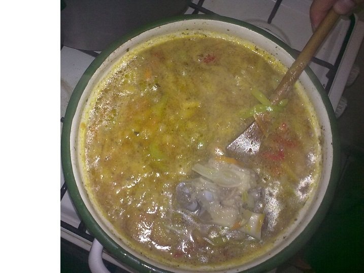 Ciorba afumata cu picioruse de porc