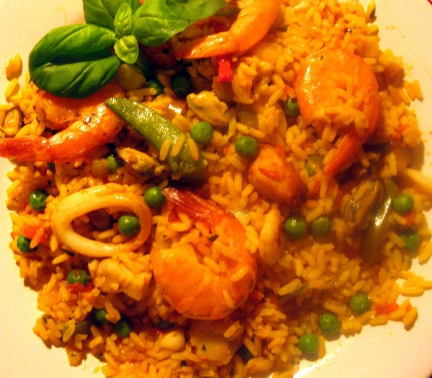 Paella cu fructe de mare si carne de pui
