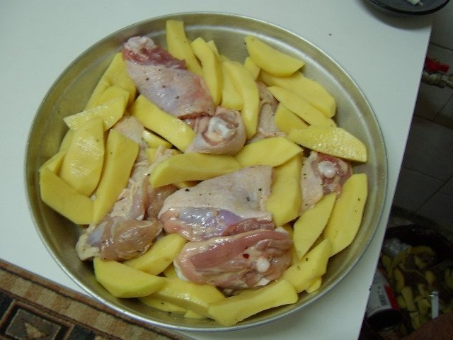 Friptura de pui cu cartofi la cuptor
