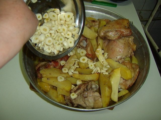 Friptura de pui cu cartofi la cuptor