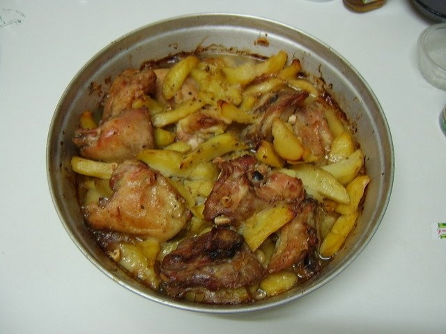Friptura de pui cu cartofi la cuptor