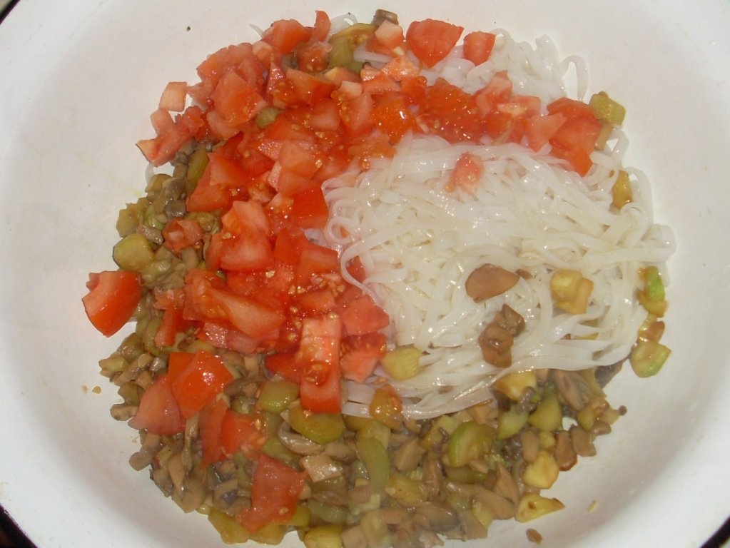 Tăiţei de orez cu ton şi legume