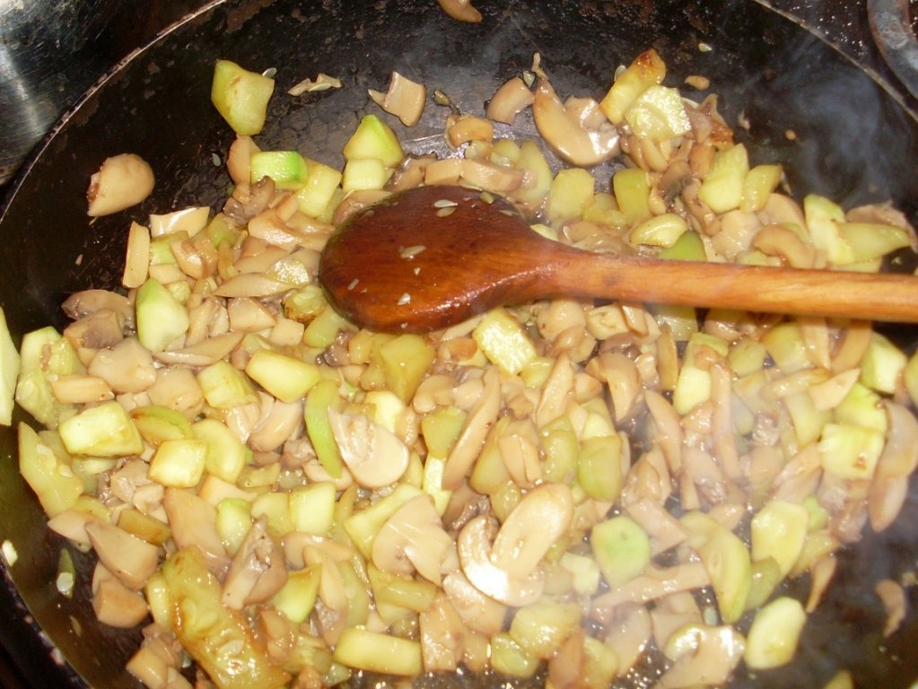 Tăiţei de orez cu ton şi legume