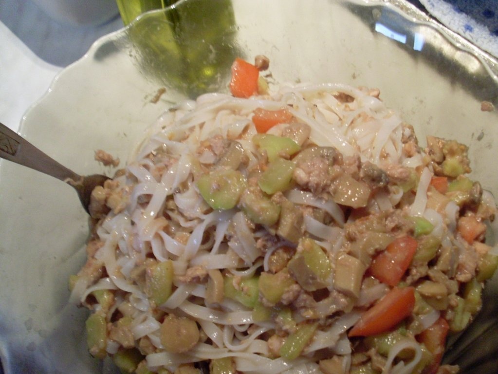 Tăiţei de orez cu ton şi legume