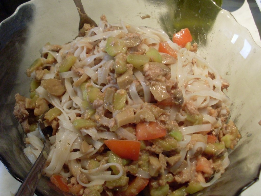 Tăiţei de orez cu ton şi legume