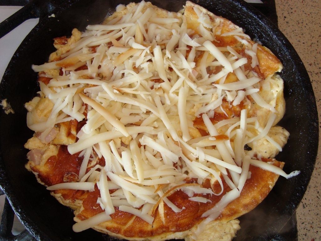 Omleta cu smantana,sunca si cascaval